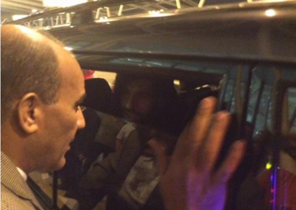 شاهد بالصور..كيف تم استقبال صلاح في مطار القاهرة بعد أزمته مع اتحاد الكرة المصري؟
