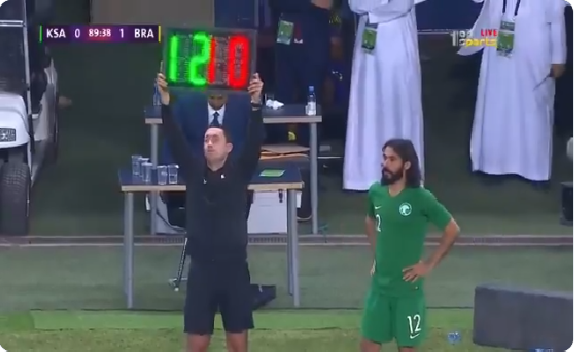 شاهد.. لحظة دخول "حسين عبد الغني" للمشاركة أمام البرازيل وسط تصفيق جماهيري حار!