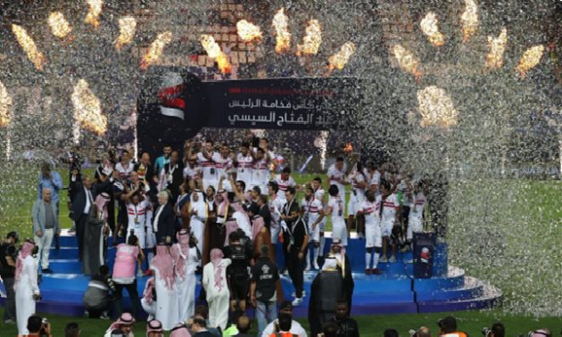 " نجم الأهلي" يحتفل مع لاعبي الزمالك المصري بالفوز على الهلال