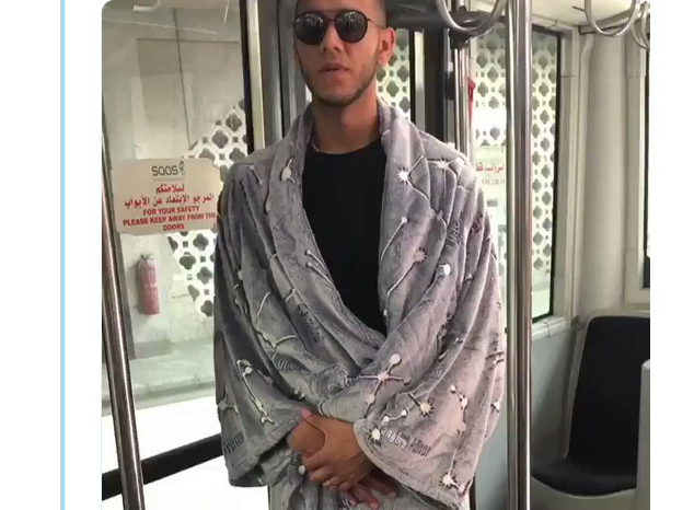 بالفيديو..لاعب الأهلي يكشف عن سبب ارتدائه روب الحمام في مطار دبي