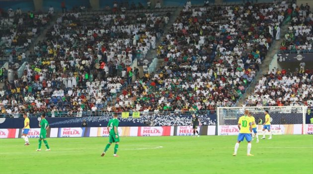 لفتة إنسانية من جمهور الهلال في مباراة السعودية والبرازيل "صورة"