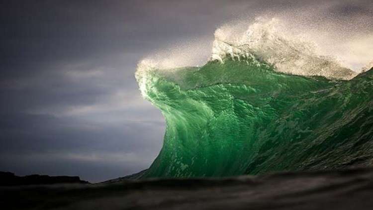 فيديو مذهل.. موجة ضخمة تبتلع راكب أمواج أسترالي!