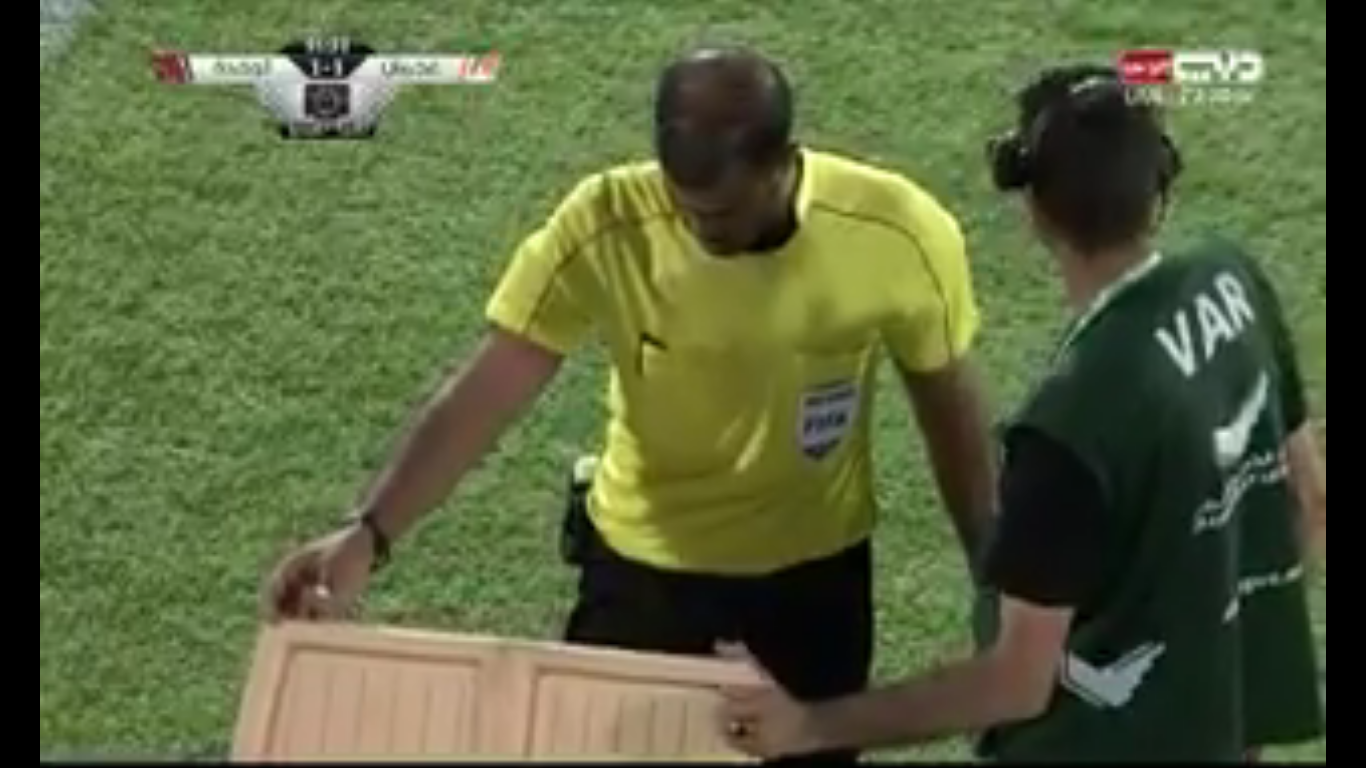 شاهد..واقعة مثيرة: وضع جهاز تقنية الفار في "ثلاجة" خلال مباراة في الدوري الاماراتي-فيديو