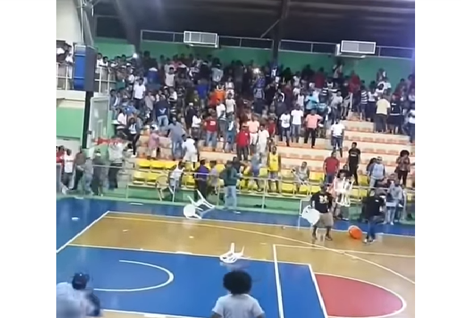 بالفيديو.. مباراة كرة السلة تنقلب إلى ميدان اقتتال بـ"الكراسي"