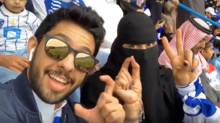 فيديو لمشجعة هلالية "صماء" مع ابنها في مدرجات مباراة الهلال والحزم يشعل مواقع التواصل