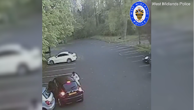 بالفيديو.. لاعب كرة إنجليزي شهير يضرب سيدة داخل سيارتها
