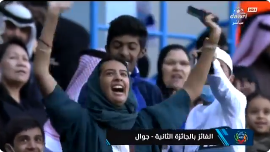 بالفيديو..رد فعل مثير من فتاة بعد فوزها بجائزة "الجوال" في مباراة الهلال والأهلي