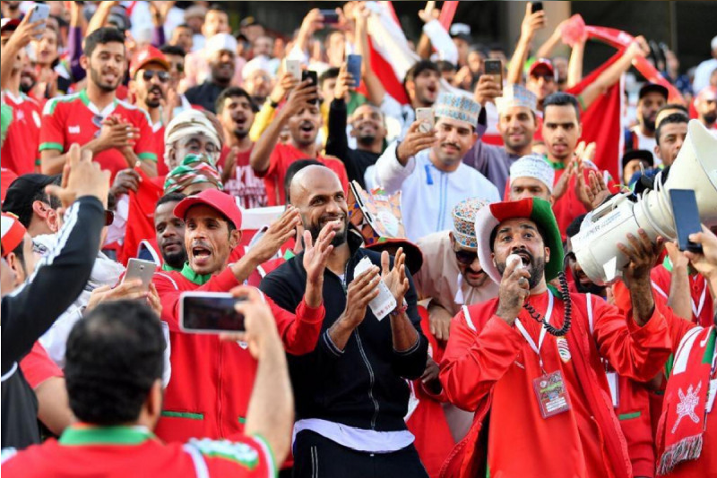 بالصور.. الحبسي يدعم عمان أمام تركمانستان من المدرجات