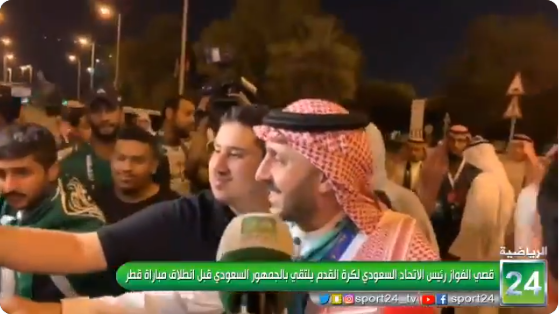 بالفيديو.. ماذا فعل قصي الفواز مع الجمهور السعودي قبل انطلاق مباراة قطر؟