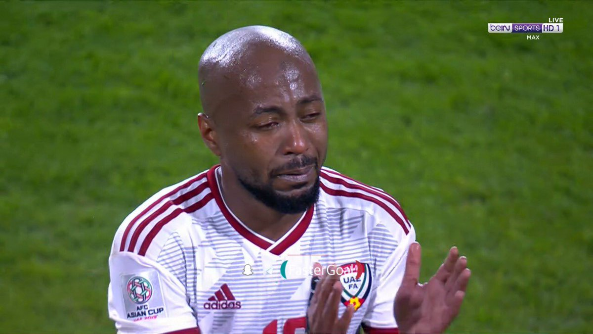 بالفيديو..لاعبو منتخب الإمارات يدخلون في نوبة بكاء بعد الهزيمة من قطر في كأس آسيا