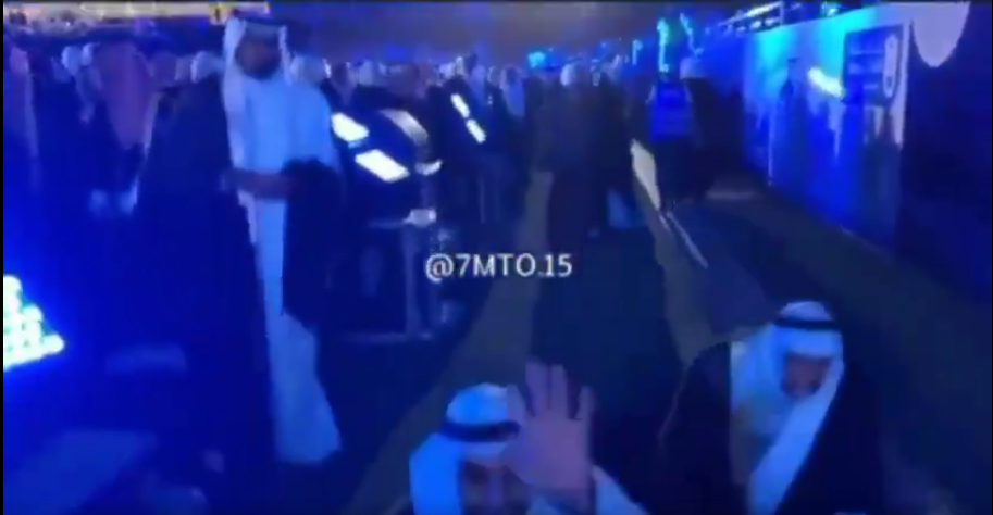 شاهد..طالبان في جامعة الملك سعود يحتفلان بتخرجهما على طريقة "غوميز" ..واللاعب يتفاعل !