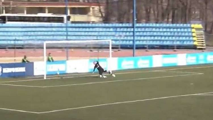 لاعب روسي يسجل هدفا "عابرا للقارات".. ولكن! (فيديو)
