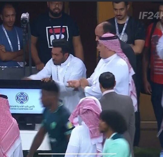 مبارك الشهري يعلق على لقطة رئيس الهلال مع الـ"VAR": احمدوا الله أن البطولة غير معترف فيها!