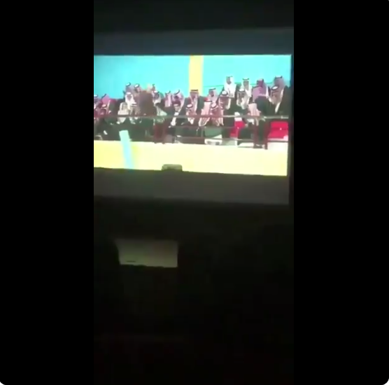 بالفيديو..طالب يبارك للهلالين الصداره في حفل تخرجه