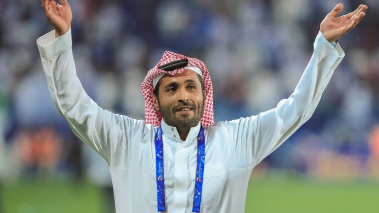 محمد بن فيصل يوضح سبب رفعه الحذاء في نهائي البطولة العربية