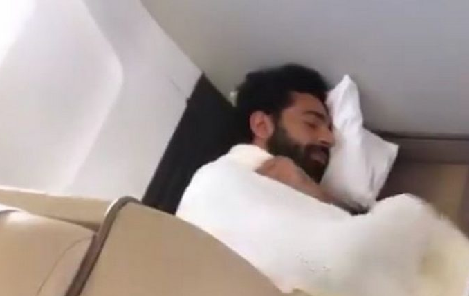 بالفيديو.. محمد صلاح ينام على الأرض في طائرة نادي ليفربول.. وردود فعل ساخرة من زملائه!