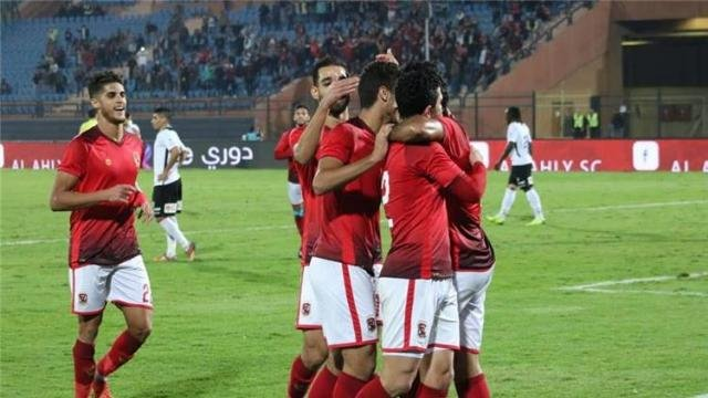 مهاجم الأهلي المصري يشعل صراع الأندية السعودية