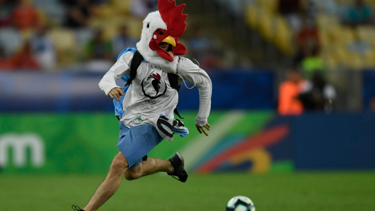 لاعب تشيلي يعرقل "ديكا" بشريا اقتحم الملعب ( فيديو)