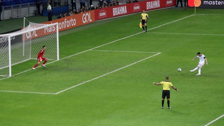 هدف ميسي من ركلة جزاء وإنقاذ أرماني يمنحان التعادل للأرجنتين ضد باراغواي (فيديو)