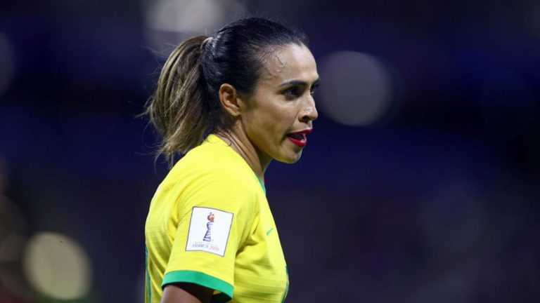 لماذا قررت الأسطورة مارتا وضع أحمر الشفاه في مباراة البرازيل ضد فرنسا بكأس العالم للسيدات؟ (فيديو وصور)
