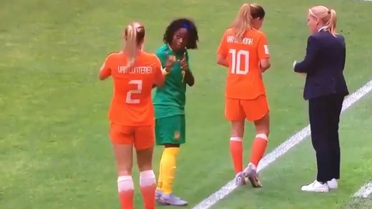 شاهد.. لقطة غريبة من مباراة "هولندا والكاميرون" بكأس العالم للسيدات!