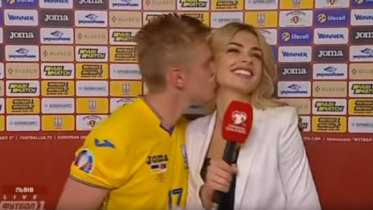 بالفيديو..لاعب أوكراني يحتفل بتقبيل مذيعة حسناء على الهواء!