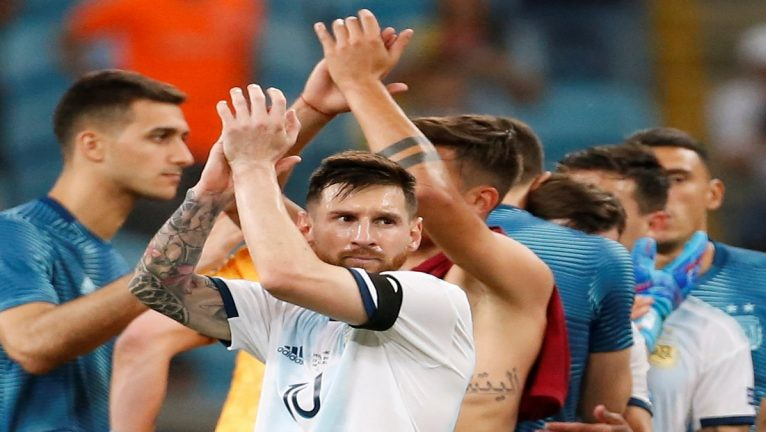 ليونيل ميسي ينتقد ملاعب كوبا أمريكا بعد مباراة الأرجنتين ضد قطر