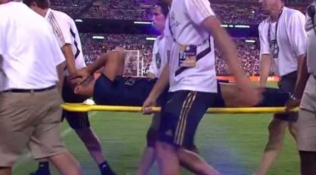 شاهد: لحظة إصابة نجم ريال مدريد بالرباط الصليبي .. وخروجه من الملعب وهو يبكي