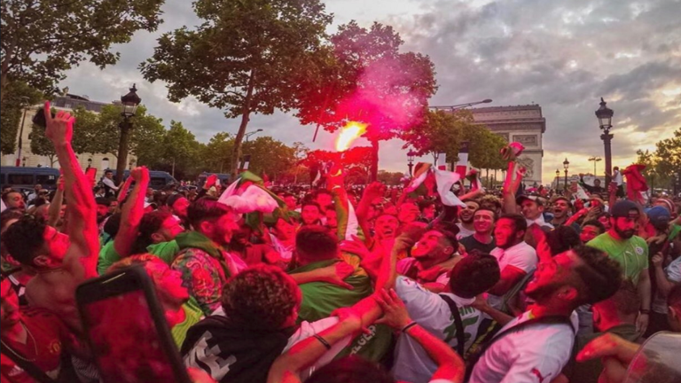 بعد فوز منتخبهم.. شاهد : جزائريون يحتفلون في شوارع باريس والشرطة الفرنسية تتدخل!