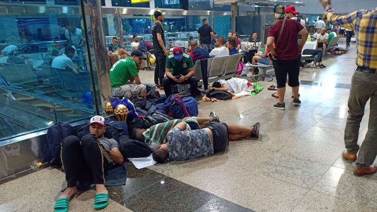 شاهد .. جمهور الجزائر يثير الفوضى في مطار القاهرة ويشتبك مع الأمن