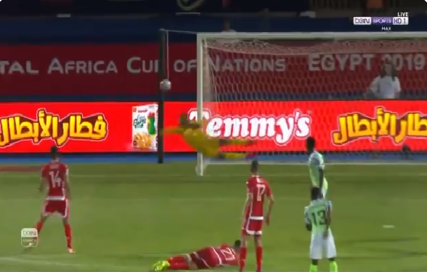 بالفيديو.. حارس تونس يتألق بالتصدي لتسديدة صاروخية من لاعب نيجيريا