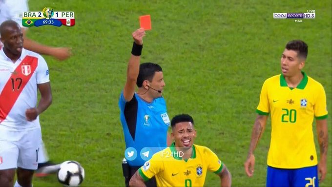 بالفيديو : الحكم يطرد البرازيلي خيسوس بعد حصوله على البطاقة الصفراء الثانية