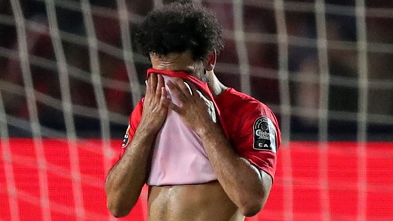 شاهد..بكاء لاعبي منتخب مصر بعد وداع كأس الأمم الأفريقية إثر الخسارة أمام جنوب أفريقيا