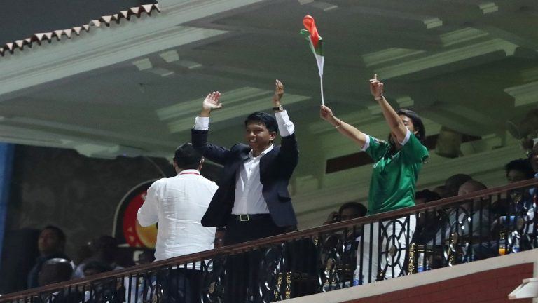 شاهد.. احتفال جنوني لرئيس مدغشقر بتأهل منتخب بلاده التاريخي في كأس أمم أفريقيا