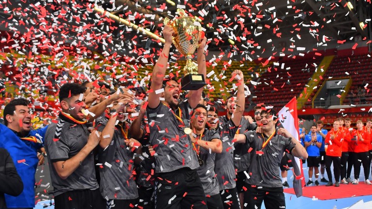 اتحاد كرة اليد المصري يكافئ لاعبيه الفائزين بكأس العالم بـ 90 دولارا لكل لاعب