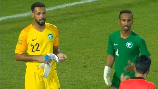 لاعب سعودي يرتدي قميص زميله حارس المرمى بعد هفوة قاتلة (فيديو)