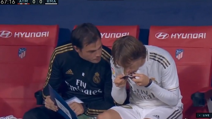 شاهد .. مودريتش يقبل واقي القدم الخاص به قبل النزول إلى الملعب في ديربي مدريد.. تعرف على السبب!
