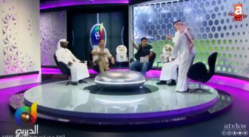 بالفيديو.. الهلالي "الجلعودي" يقف للرد على استفزازات عبدالعزيز عطية: "الأزرق يغرق فيه الغشيم.. الكآبة خليناها لك" !