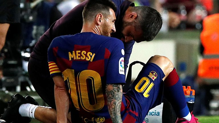 شاهد..إصابة ميسي في مباراة برشلونة ضد فياريال بالدوري الإسباني