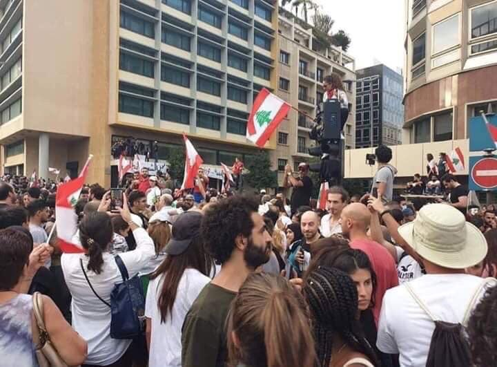 شاهد.. شبيه محمد صلاح يظهر في مظاهرات لبنان.. ومتظاهرون يهتفون باسمه