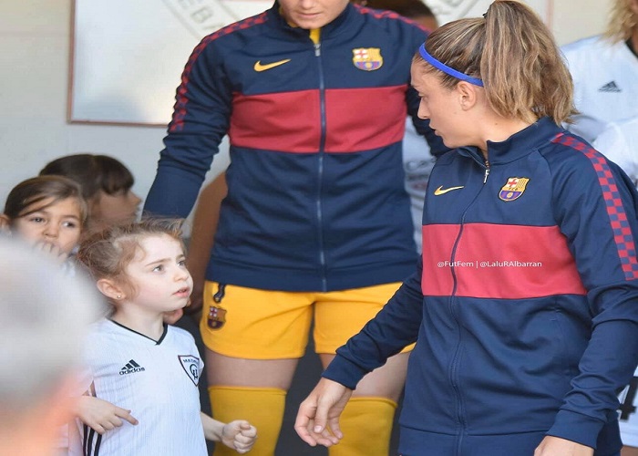 بالصور.. طفلة ترفض مرافقة لاعبة برشلونة بسبب قميص ريال مدريد