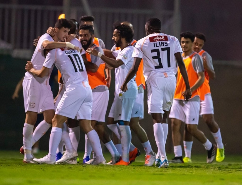 خالد البلطان يكافئ لاعبي الشباب عقب الفوز على الوحدة