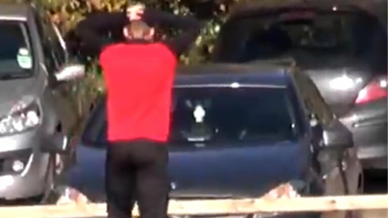 بالفيديو.. لاعب يهشم زجاج سيارته أثناء التدريب