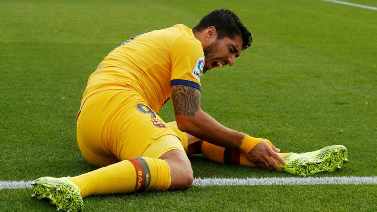 إصابة قوية للاعب برشلونة "سواريز" .. ومدة غيابه عن الملاعب!