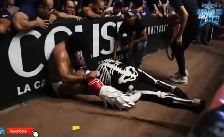 بالفيديو.. وفاة نجم المصارعة المكسيكية بعد إصابته بجروح خطيرة في حلبة النزال !