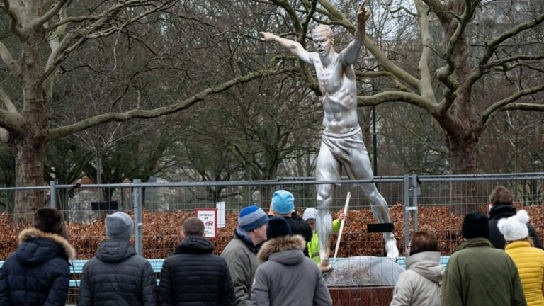 بالصور .. تمثال إبراهيموفيتش في السويد يتعرض للتخريب .. والكشف عن السبب!