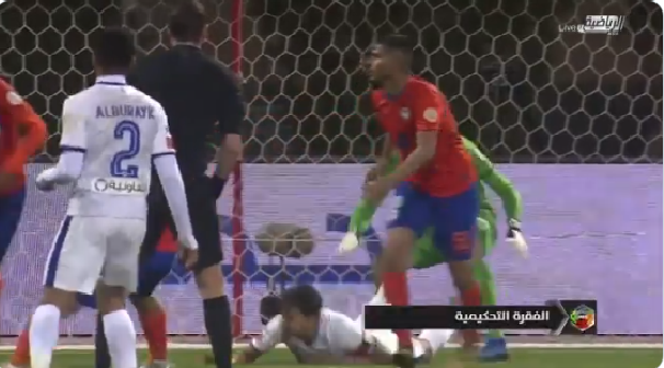 شاهد.. عبدالرحمن الزيد يكشف عن ركلة جزاء لم تحتسب في مباراة "الهلال والفيحاء"