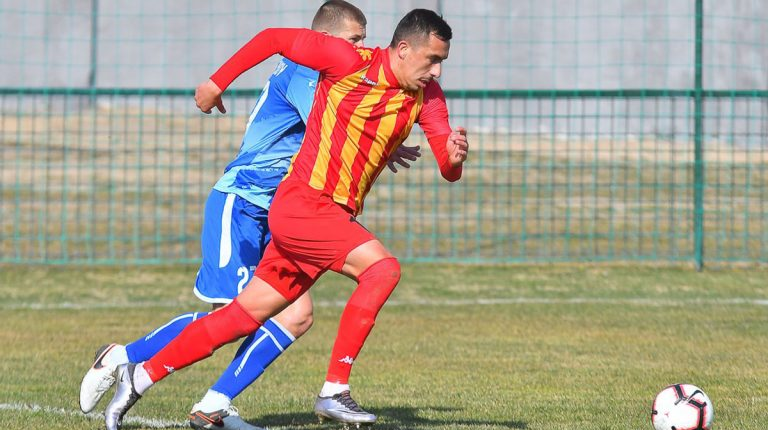 بالفيديو..طرد لاعب في مقدونيا ألقى كرة ثانية في الملعب لإيقاف هجمة على فريقه