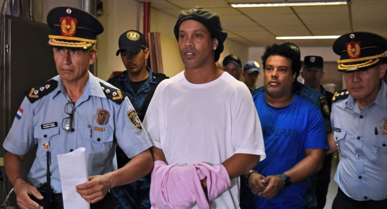 «كورونا» يؤجل خروج رونالدينيو من السجن