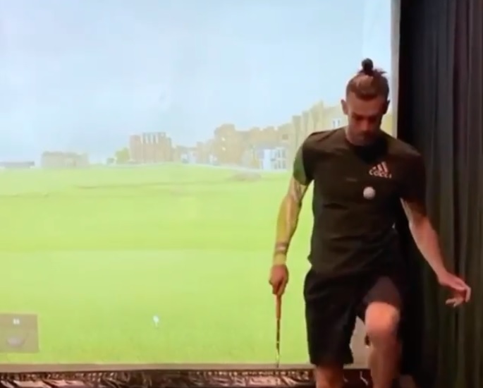شاهد.. "غاريث بيل" يستعرض مهاراته في كرة القدم باستخدام أدوات الغولف